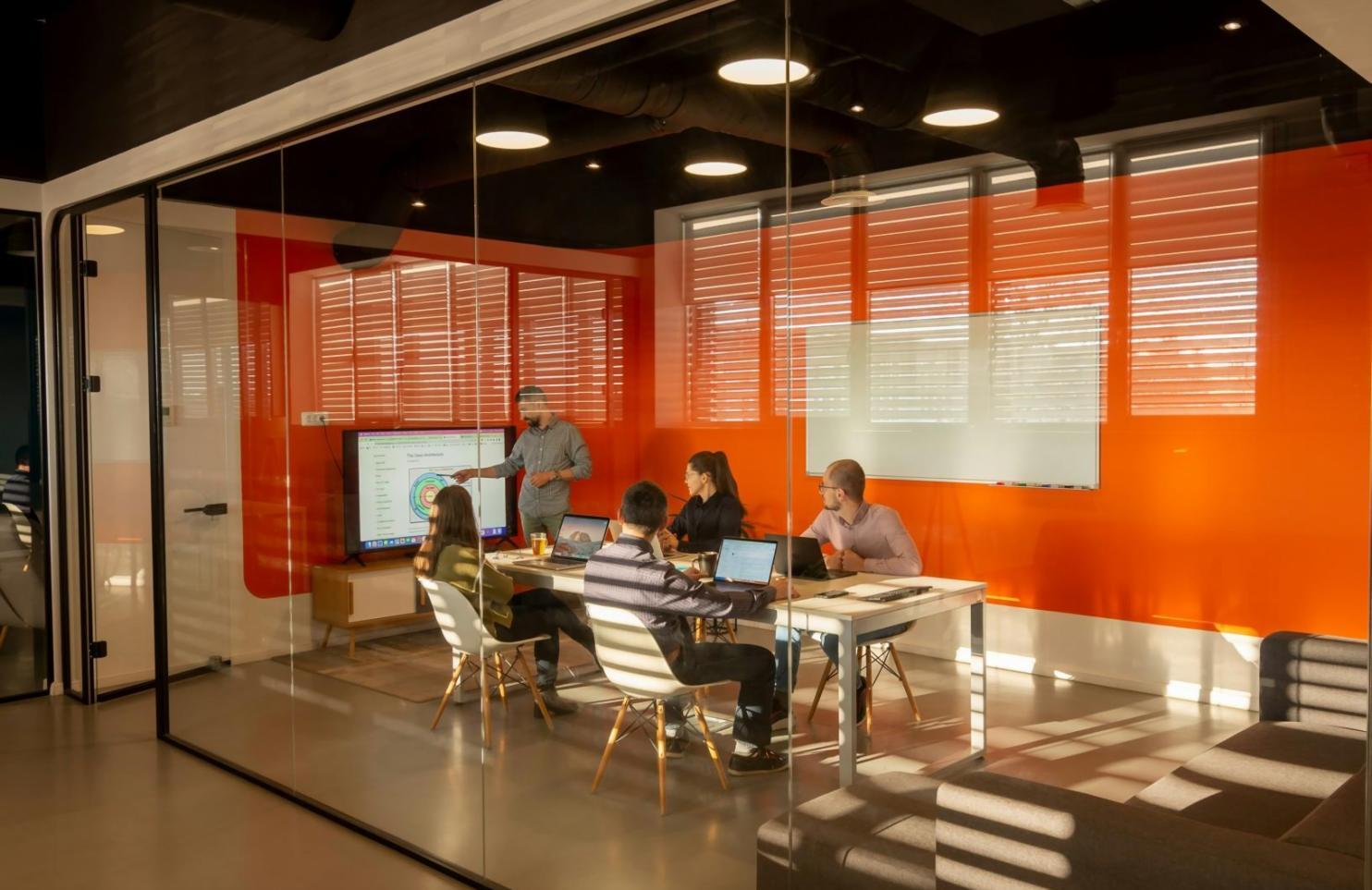 Espace de formation moderne avec écrans affichant des données financières